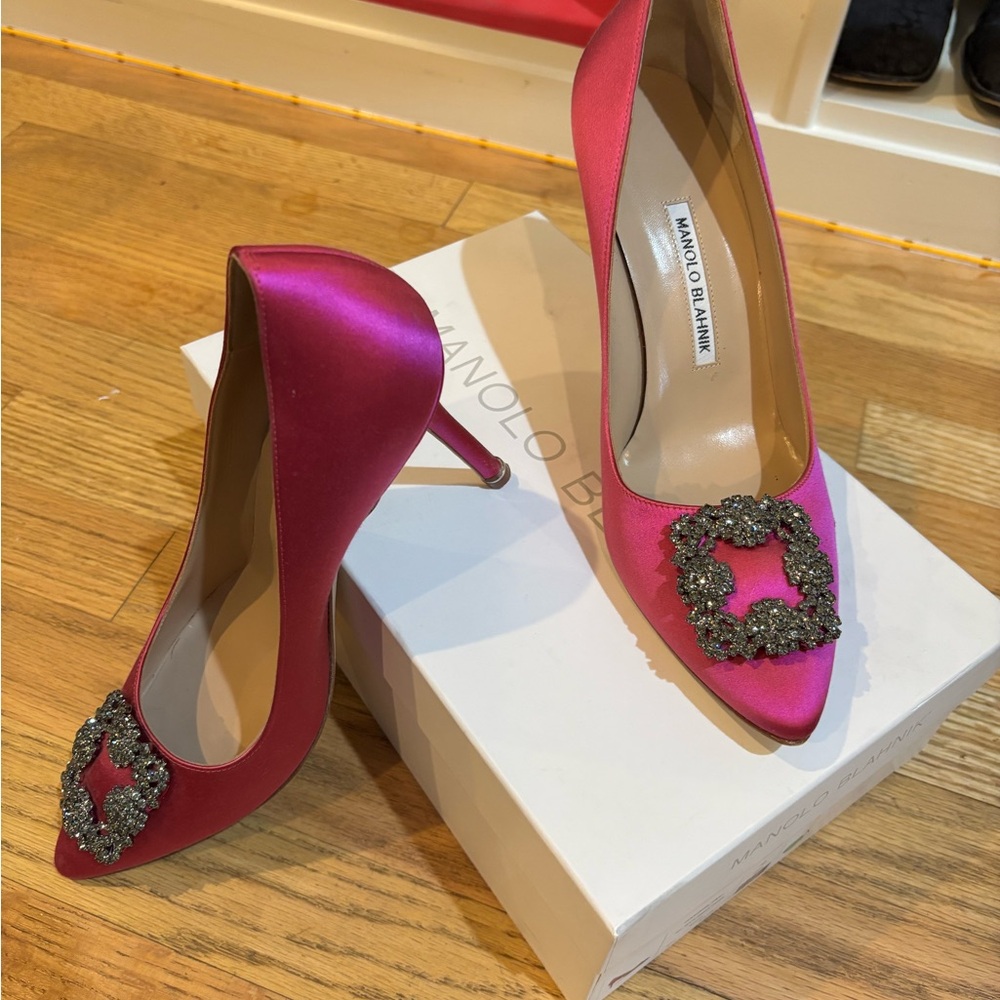 Gorgeous pair of Manolo Blahnik Hangisi 90 Pumps